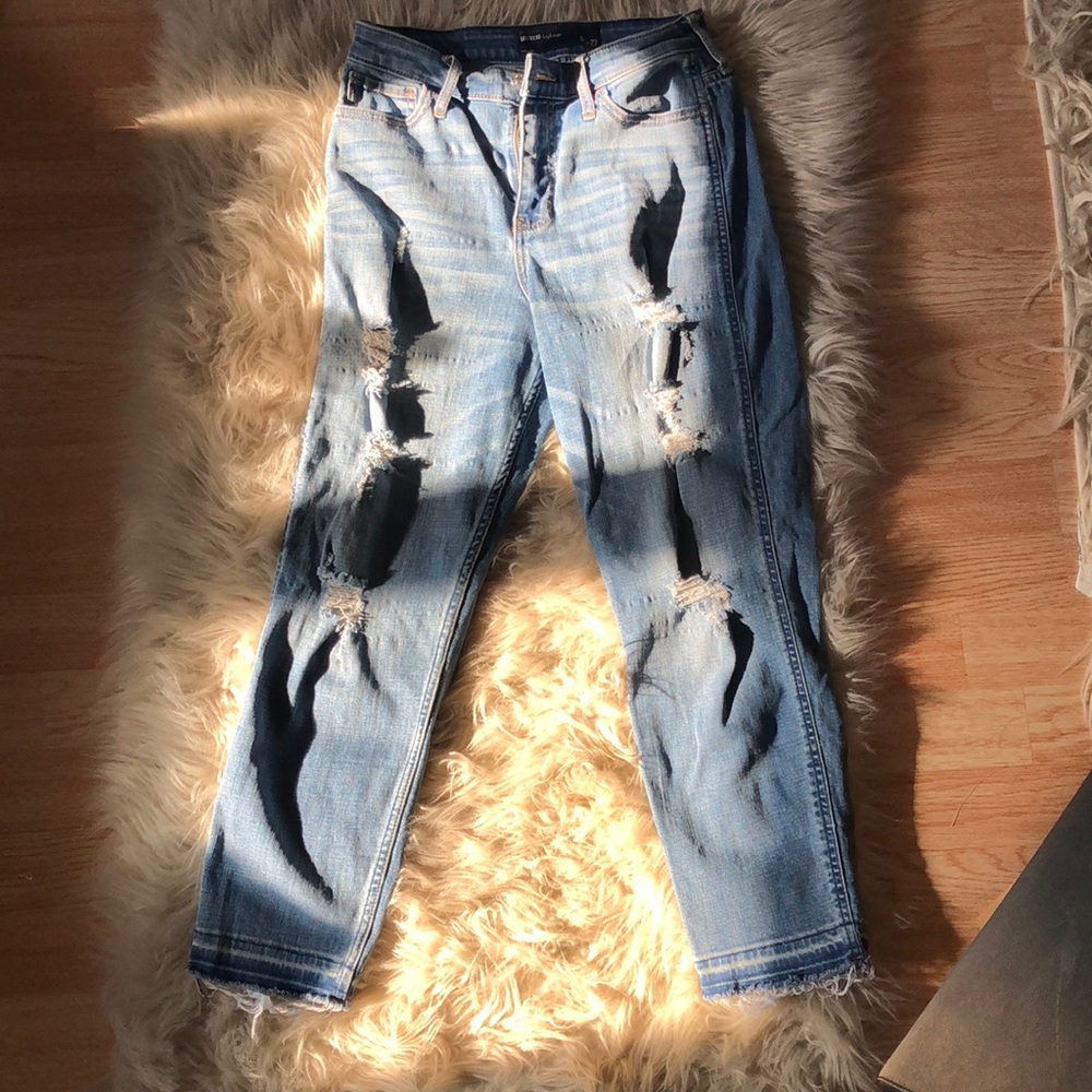 Hollister boyfriend jeans. Like new.